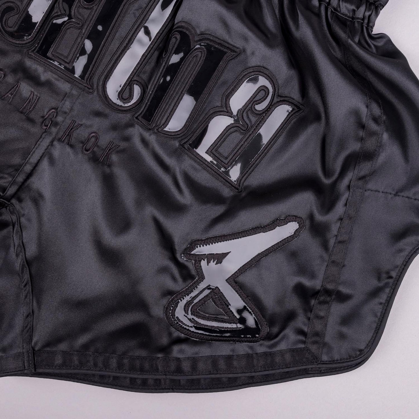Muay Thai Shorts – Bangkok – Zwart/Zwart – 8 WEAPONS